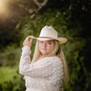 Meet your Posher, Avery